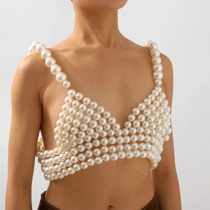 Détail du haut de bikini en perles élégant avec des perles de couleur crème