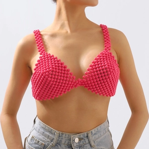 Haut de bikini perlé rose vif moderne et audacieux porté avec un jean pour le look plage