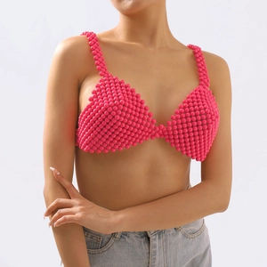 Haut de bikini chic perlé rose associé à un jean en denim bleu clair pour femme