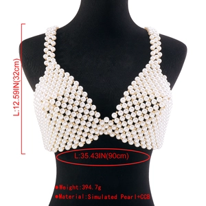 Vue détaillée du gilet de corps en perles superposées avec accents CCB dorés