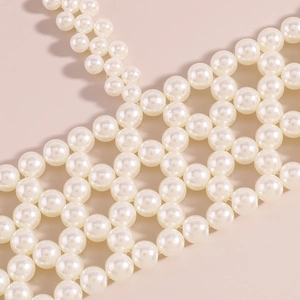 Vue détaillée de la chaîne de corps faite main en perles de couleur crème