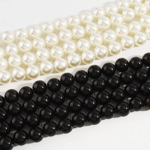 Détail de perles blanches et noires brillantes sur une chaîne de corps pour bikini chic