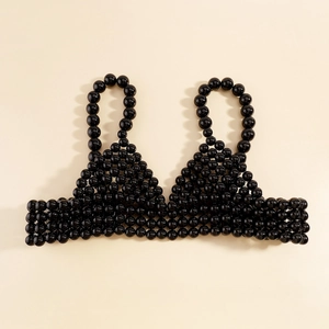 Vue détaillée de dessus d'un haut de bikini en perles noires en résine haute brillance