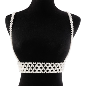 Haut élégant chaîne de corps en perles avec détails tissés sur un mannequin noir