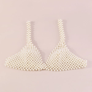 Vue détaillée de la brassière de bikini en perles faite main avec liens métalliques