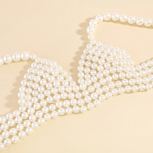 Détail d'une chaîne de corps en perles blanches faite main avec motif triangle tissé
