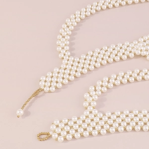 Détail de la chaîne de corps à trois rangées de perles avec perles en métal doré et fermoir