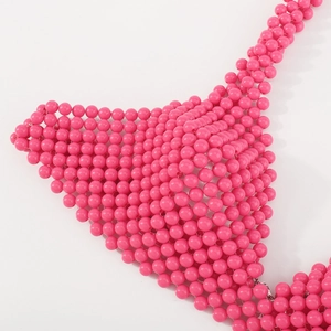 Vue détaillée du haut de bikini en perles roses faites à la main avec effet brillant
