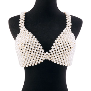 Haut de corps sexy en perles blanches avec perles dorées sur un mannequin noir