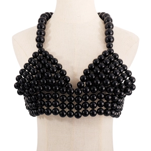 Gros plan détaillé du haut de bikini fait main en perles noires sur un mannequin blanc