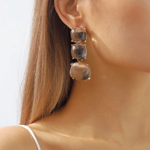 Boucles d'oreilles pendantes dorées avec trois pierres carrées marron translucides