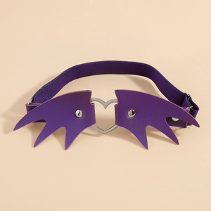 Détail de la jarretière en cuir violet avec anneau cœur et ailes en cuir souple