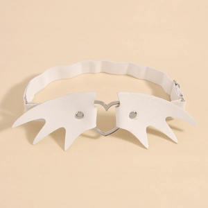 Détail jarretière en cuir blanc avec aile, anneau coeur et sangle élastique réglable