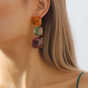 Boucles d'oreilles pendantes géométriques avec résines transparentes ambre, vert et violet