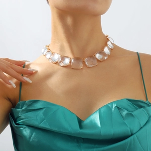 Détail du collier bohème avec de grosses pierres précieuses carrées transparentes