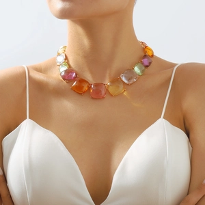 Parure de collier bohème avec pierres en résine colorées et détails dorés