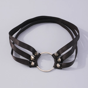 Détail de la chaîne de jambe gothique avec bandes élastiques noires et rivets argentés