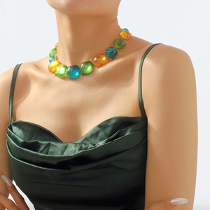 Détail du collier bohème avec perles de résine multicolores et base en métal doré