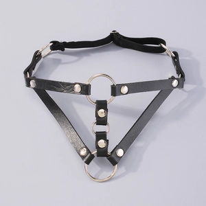 Détail d'une jarretière en cuir gothique avec anneaux en O argentés et rivets style punk