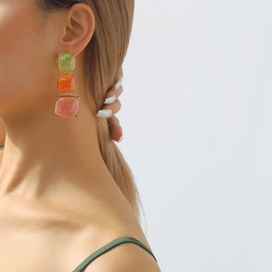 Détail de boucles d'oreilles géométriques en résine avec des blocs de gelée carrés colorés