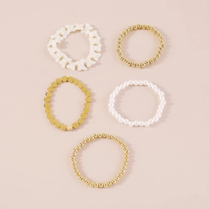 Set de cinco pulseras elásticas con cuentas doradas y dije de mariposa blanca