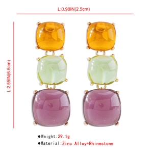 Détail de boucles d'oreilles géométriques à trois niveaux avec cristaux orange vert violet