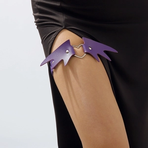 Jarretière gothique violette aile de chauve-souris avec anneau cœur et rivets argent