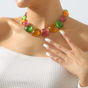Collier bohème avec de grosses pierres précieuses colorées et sertis griffes dorés