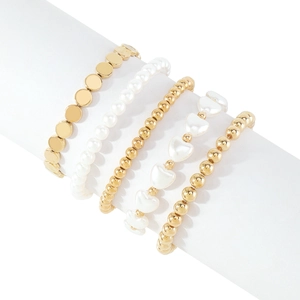 Set de 5 pulseras doradas con perlas, cuentas de corazón y cadenas de discos