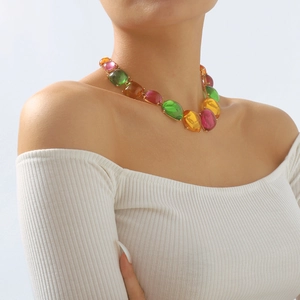 Gros plan d'un collier bohème coloré avec des perles en résine sur un mannequin