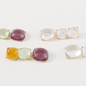 Vue détaillée des pierres en résine colorée sur un bracelet à maillons en métal doré