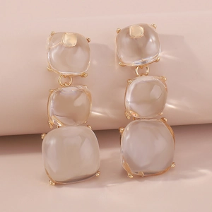 Détails de boucles d'oreilles pendantes géométriques à trois niveaux dorées à griffes