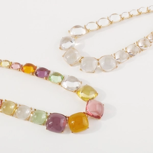 Parure de collier bohème avec pierres gelées facettées multicolores sur chaîne dorée