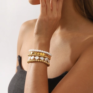 Conjunto de cinco pulseras minimalistas doradas con perlas de imitación para mujer