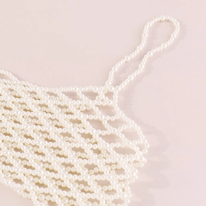 Elegante gilet con catena per il corpo in perle bianche con design a rete fatta a mano