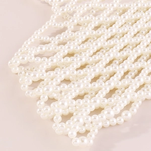 Dettaglio macro della catena per il corpo con perle bianche fatte a mano a più strati