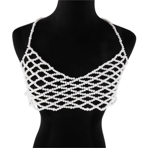 Gilet a catena con perle bianche fatto a mano mostrato su manichino nero