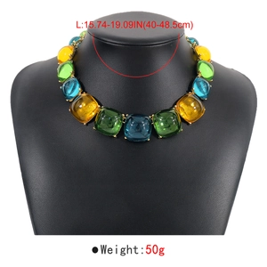 Détail du collier de pierres géométriques arc-en-ciel avec taille 40-48,5cm et 50g