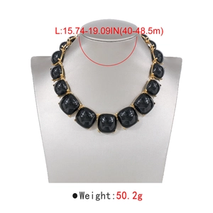 Détail du collier géométrique en résine noire avec dimensions et poids de 50,2 grammes