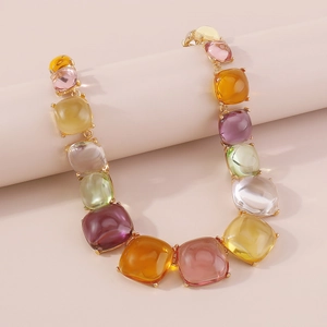 Détails du collier de pierres précieuses carrées en résine colorée sur monture dorée