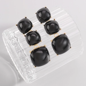Détails des boucles d'oreilles carrées en onyx noir avec monture à griffes dorées