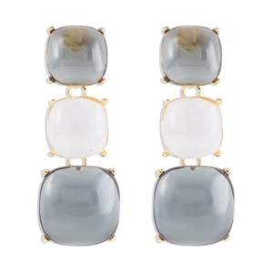 Détail de boucles d'oreilles carrées géométriques avec résine gris fumé et blanc laiteux