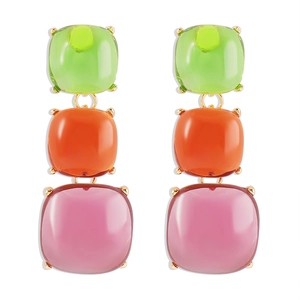 Gros plan de boucles d'oreilles avec cristaux géométriques verts, oranges et roses