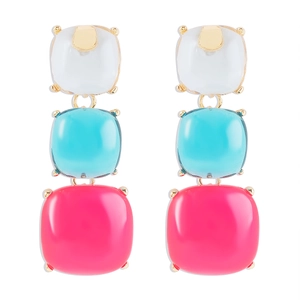 Détail de boucles d'oreilles géométriques à trois couches avec monture en métal doré