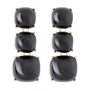 Détail de boucles d'oreilles pendantes en résine noire avec triple carré doré élégant