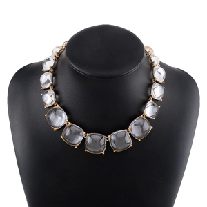 Collier bohème en alliage doré avec cristaux carrés en résine sur présentoir noir