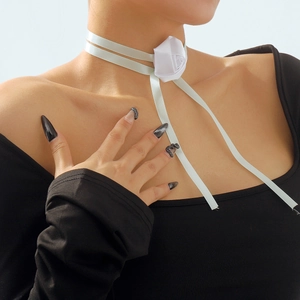 Λεπτομέρεια κομψού choker με λευκό υφασμάτινο τριαντάφυλλο και σατέν κορδέλες
