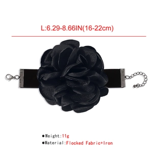 Detail eines eleganten schwarzen Samt-Chokers mit Blume und verstellbarem Verschluss