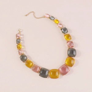 Détail du collier pendentif géométrique en résine colorée avec fermoir doré ajustable