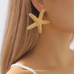 Pendientes de estrella de mar dorada con textura geométrica para un estilo de playa